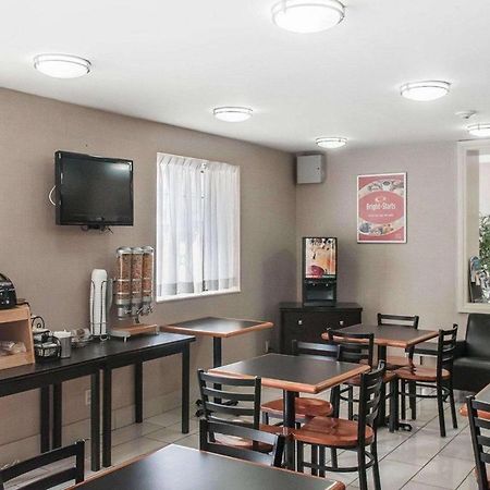 Econo Lodge Inn & Suites Downtown Toronto Exteriör bild
