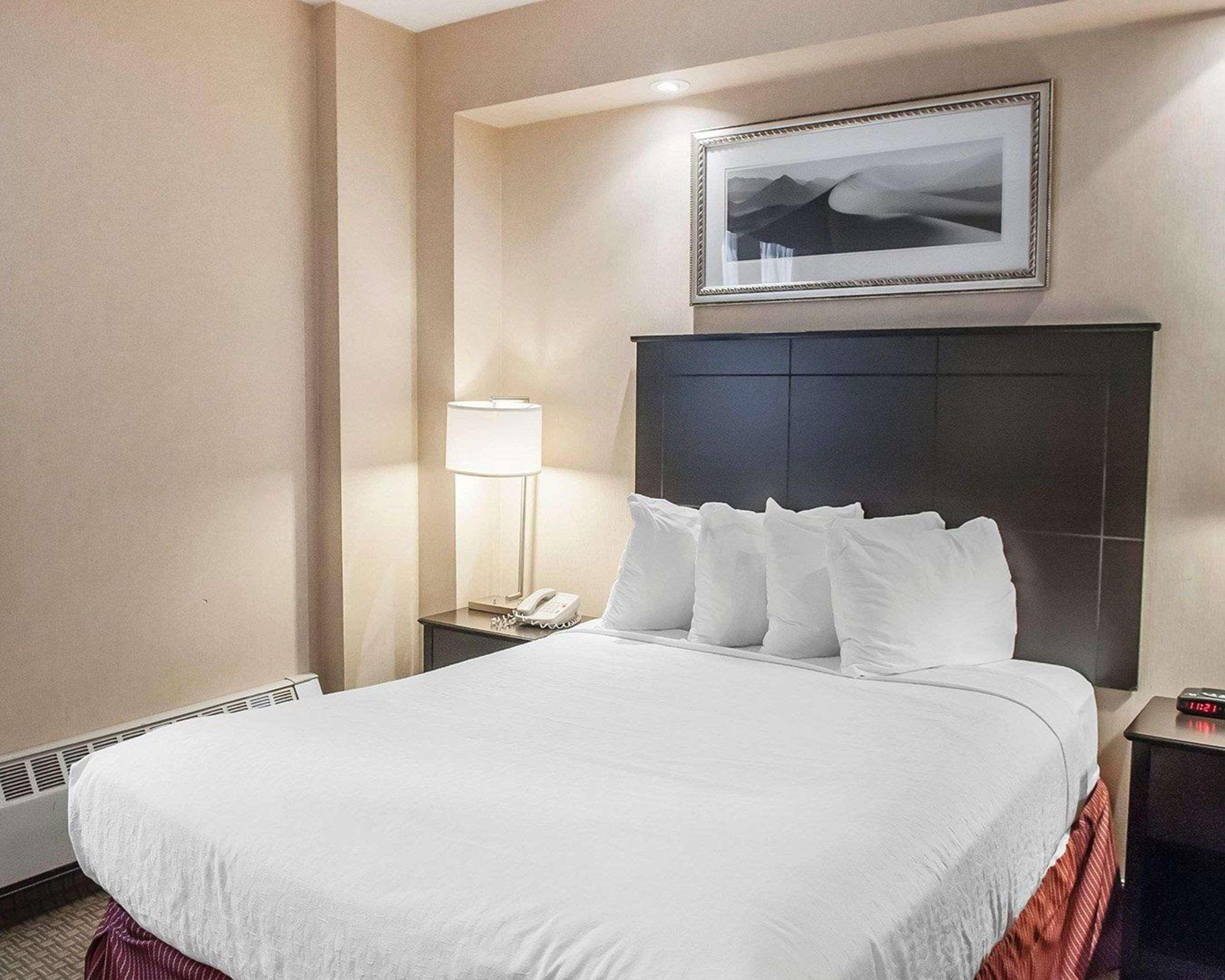 Econo Lodge Inn & Suites Downtown Toronto Exteriör bild