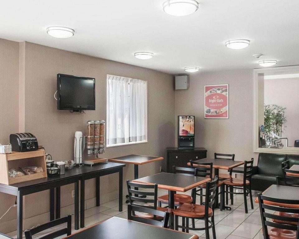 Econo Lodge Inn & Suites Downtown Toronto Exteriör bild